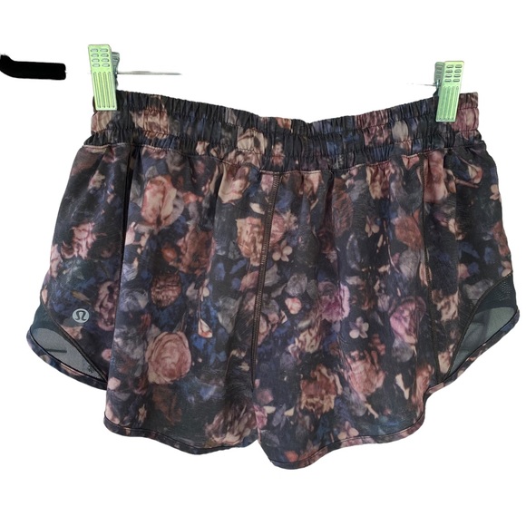 Lululemon Hotty Hot Short II *2.5"- Frosted Rose Multi / Melanite - Picture 6 of 8